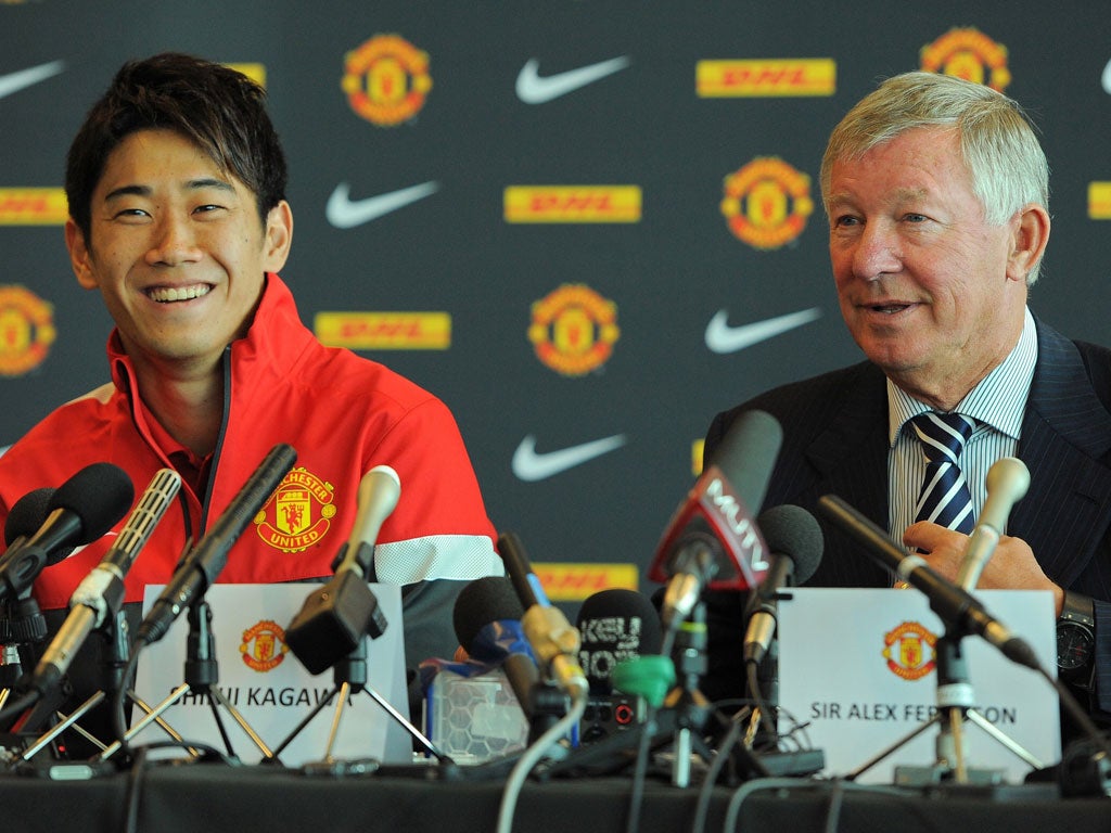 Sir Alex Ferguson introduces Shinji Kagawa to the press