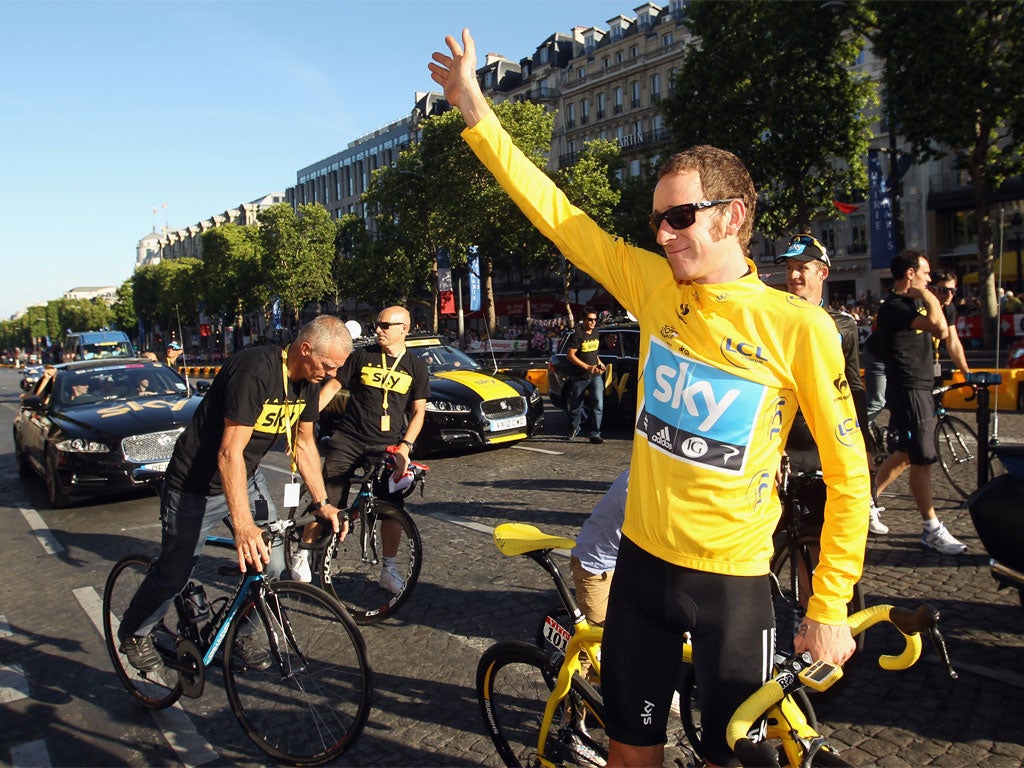 Bradley Wiggins with members of Team Sky