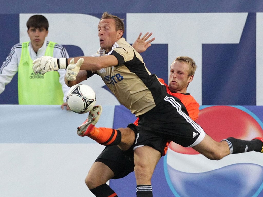 Dynamo keeper Roman Berezovski tangles with Jonathan Russell