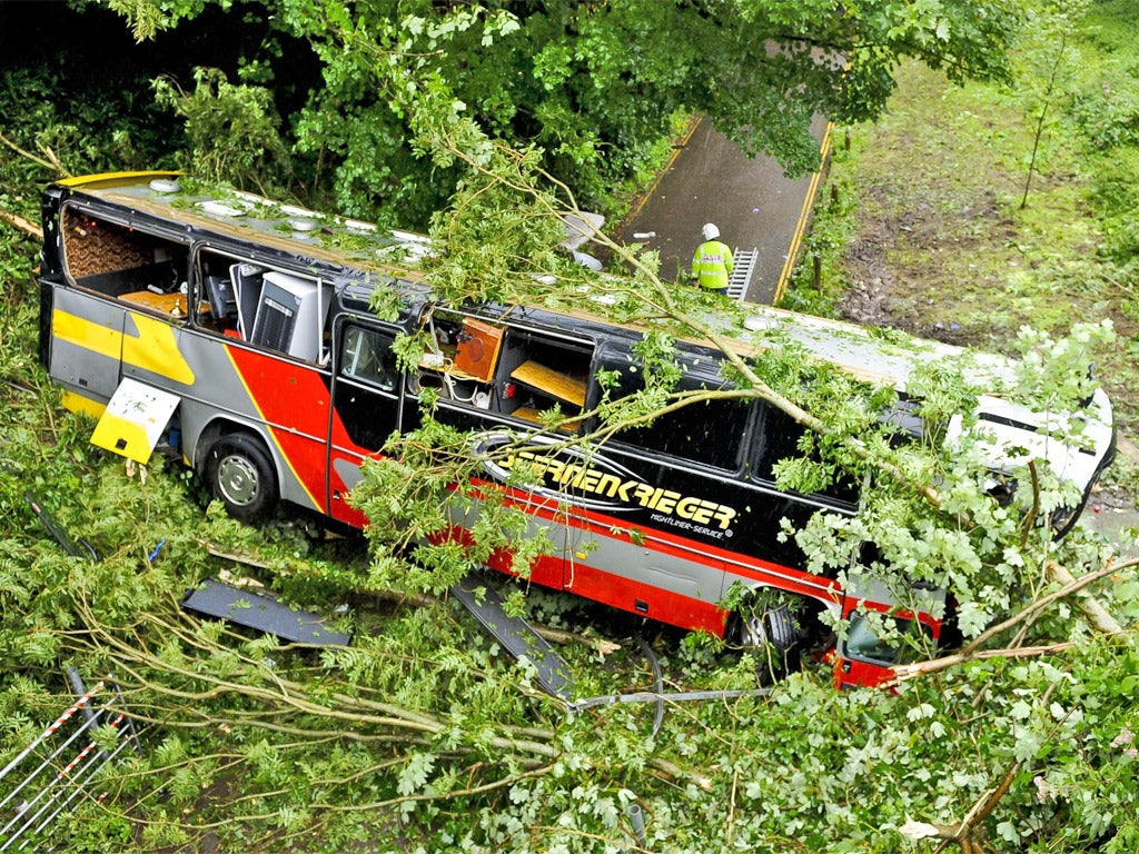 The wreckage of the coach at Brassknocker Hill, Bath