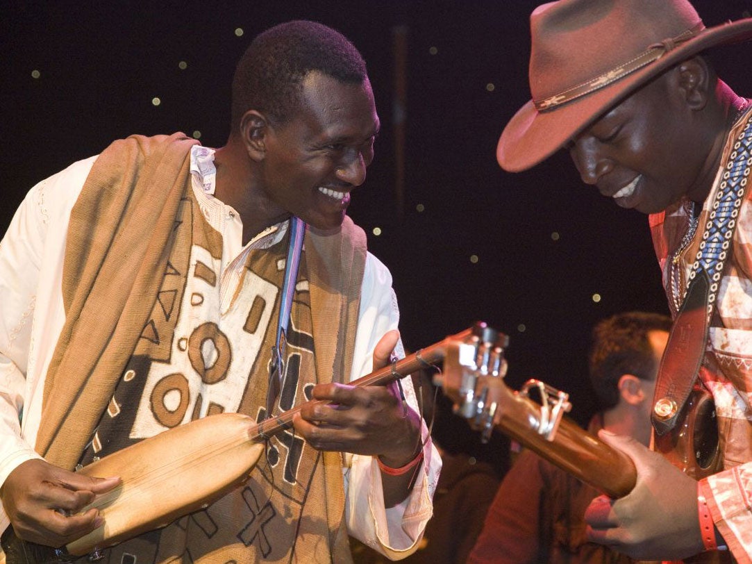 Africa Express Liverpool. Bassekou Kouyate & Vieux Farka Toure