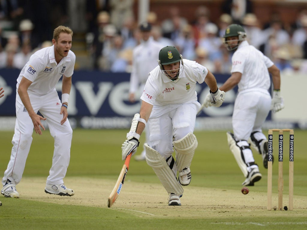 Stuart Broad looks on as Graeme Smith makes his ground