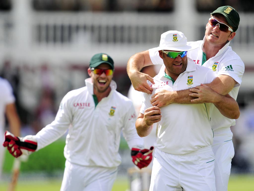 South Africa's Jacques Kallis (centre) celebrates with Graeme Smith (right) after catching England's Alastair Cook for 7 runs