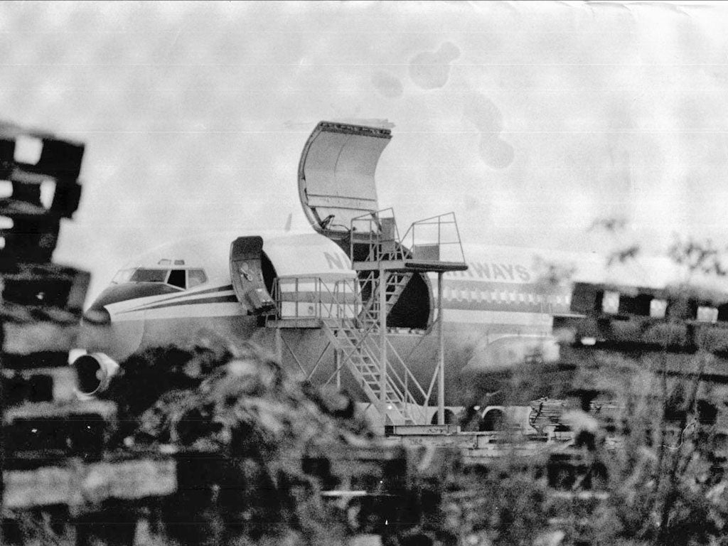 A Nigerian Airways Boeing 707 waits at Stansted to smuggle Dr
Umaru Dikko out of Britain