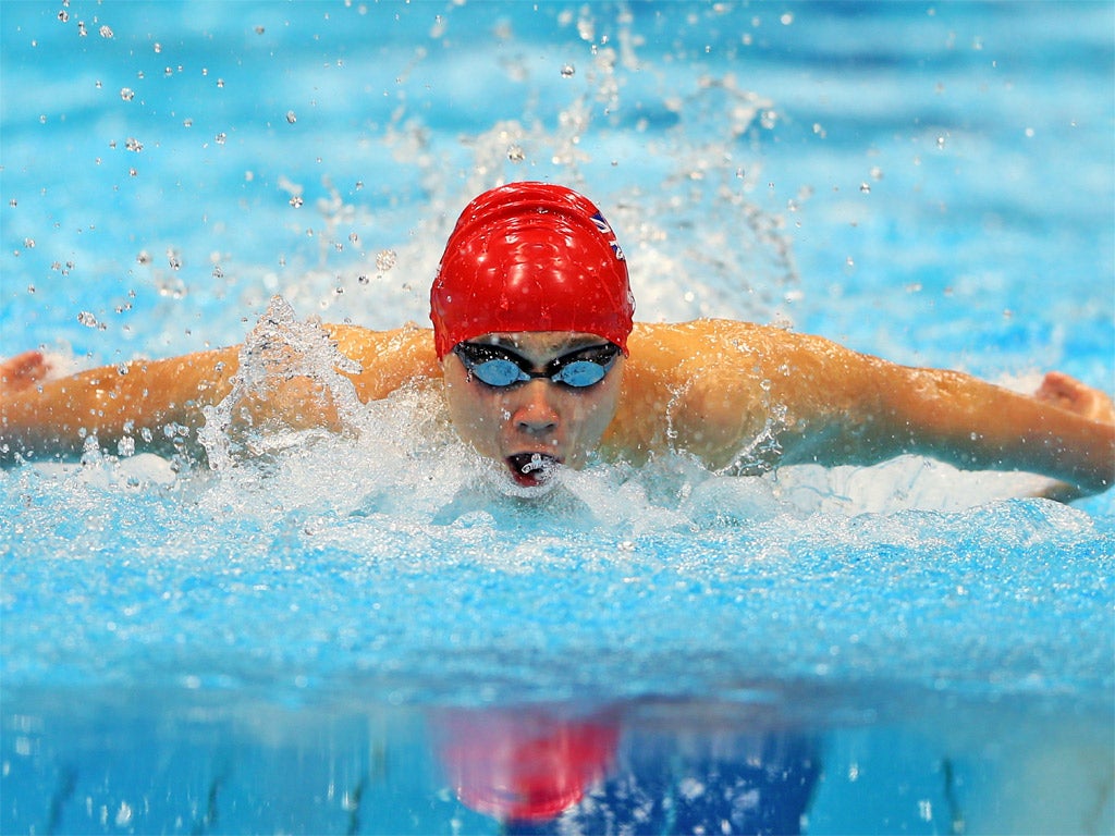 Oliver Hynd forges ahead during his SM8 200 metres triumph