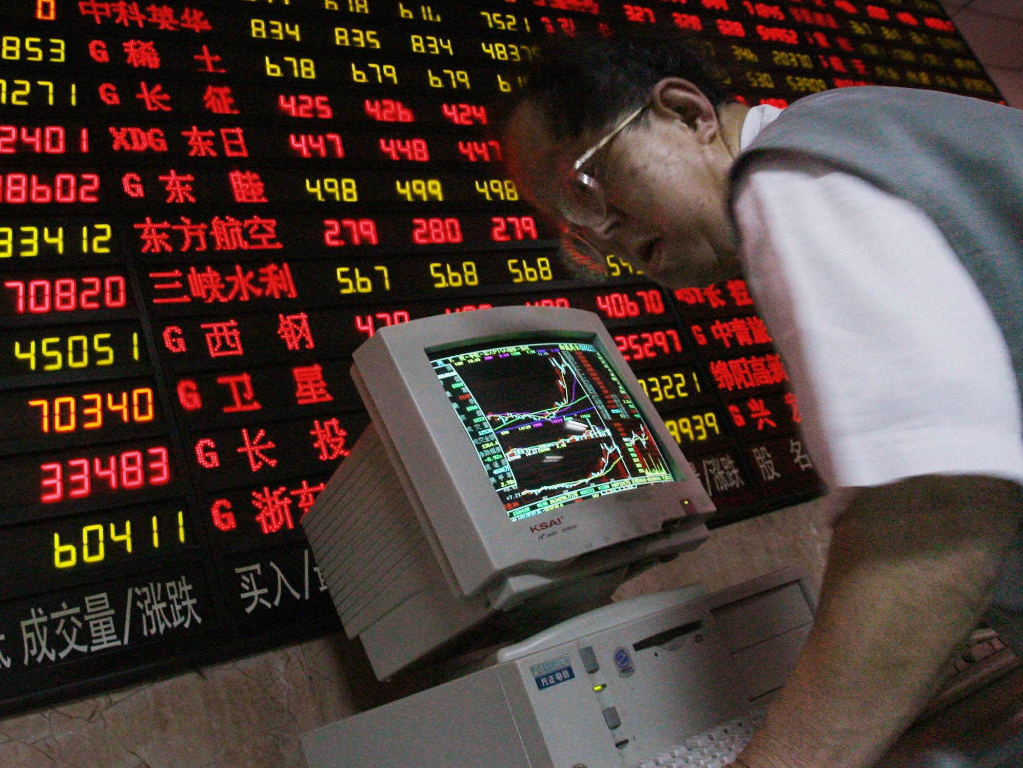 Shanghai, CHINA: An elderly investor checks a computer at a local trading house in Shanghai, 08 June 2006. Chinese share prices closed little changed 08 June, steadying after the biggest single day loss in some four years on 07 June when investors sold off on concerns upcoming Initial Public Offerings