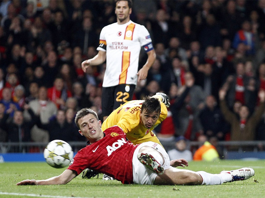 After rounding the goalkeeper, Michael Carrick puts Manchester United ahead