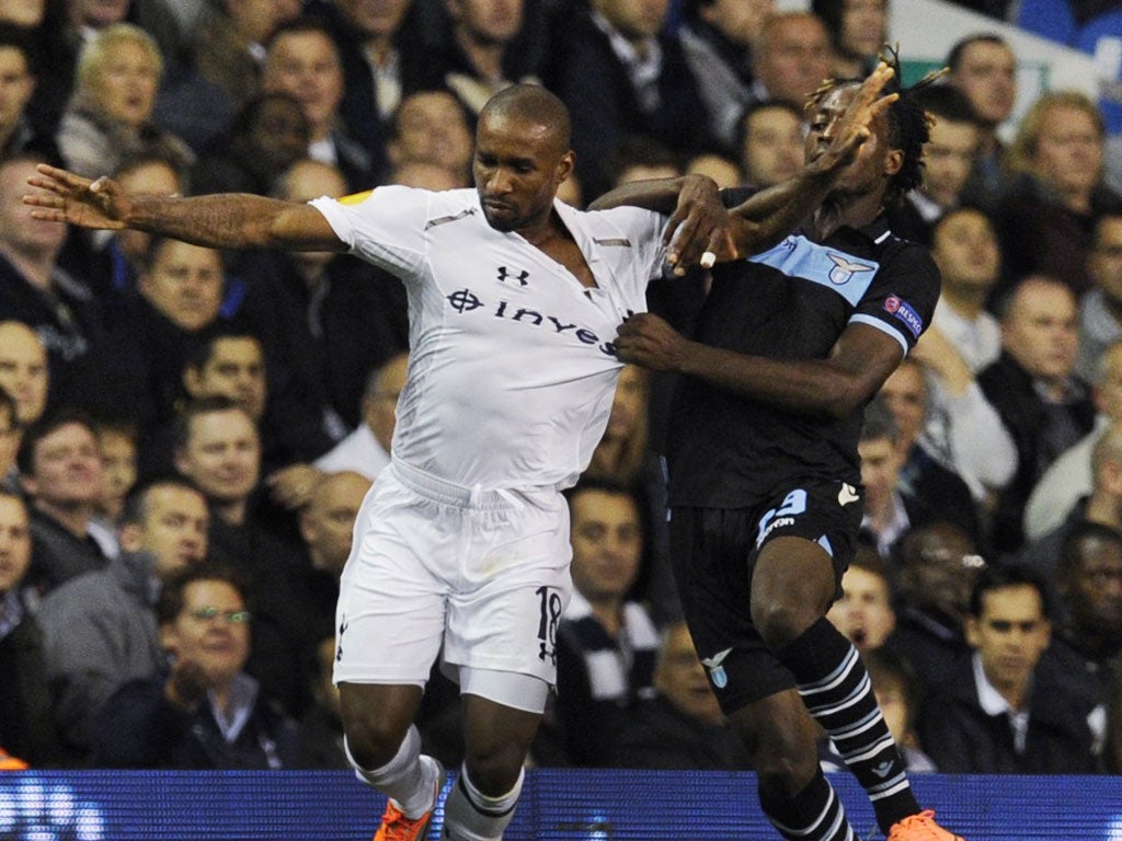 Jermain Defoe tries to escape the Lazio defence