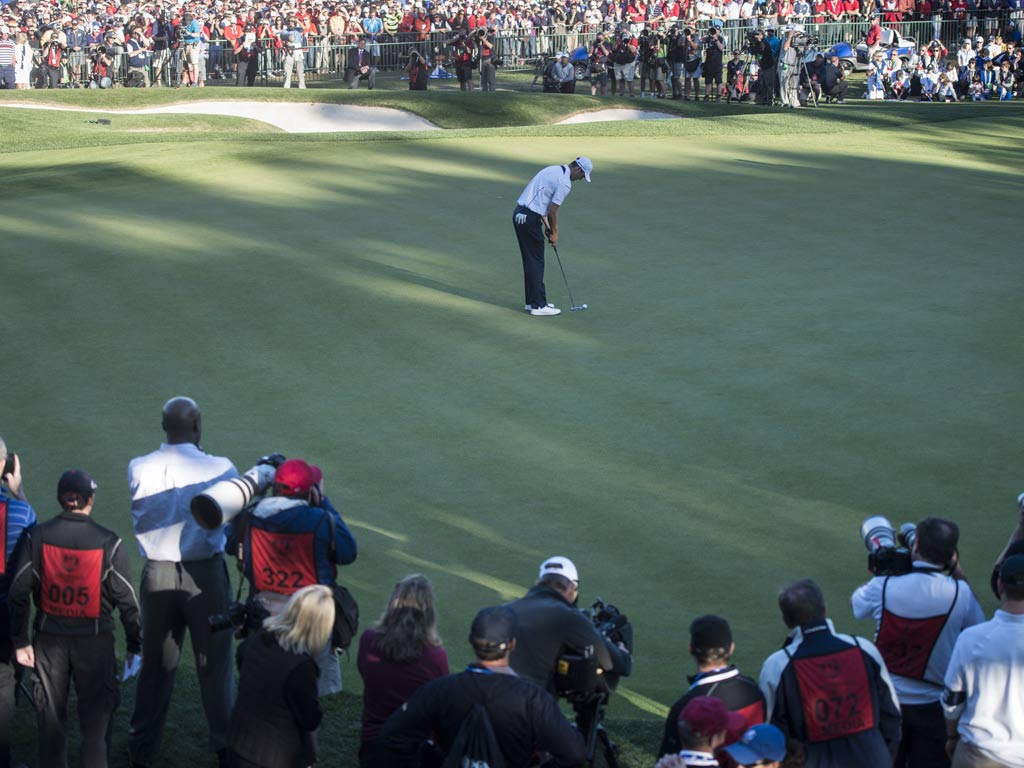 Martin Kaymer lines up the crucial putt