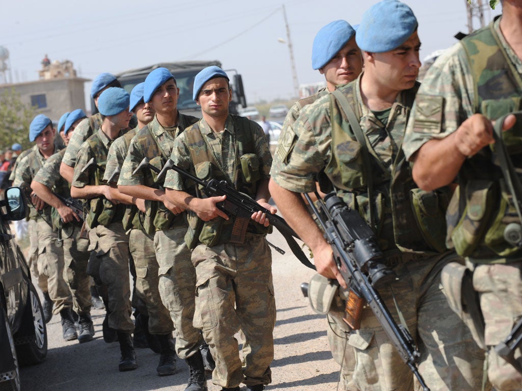 Turkish soldiers take positions in the border region yesterday