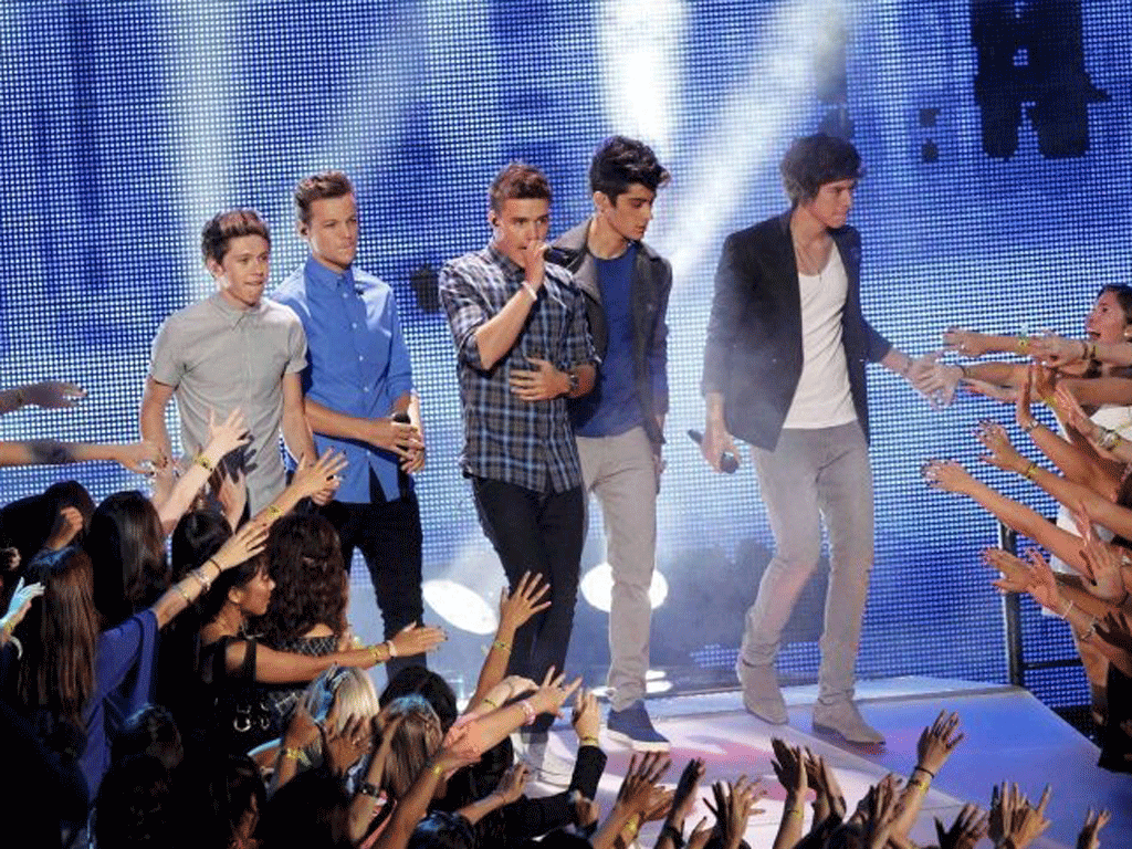 One Direction performing