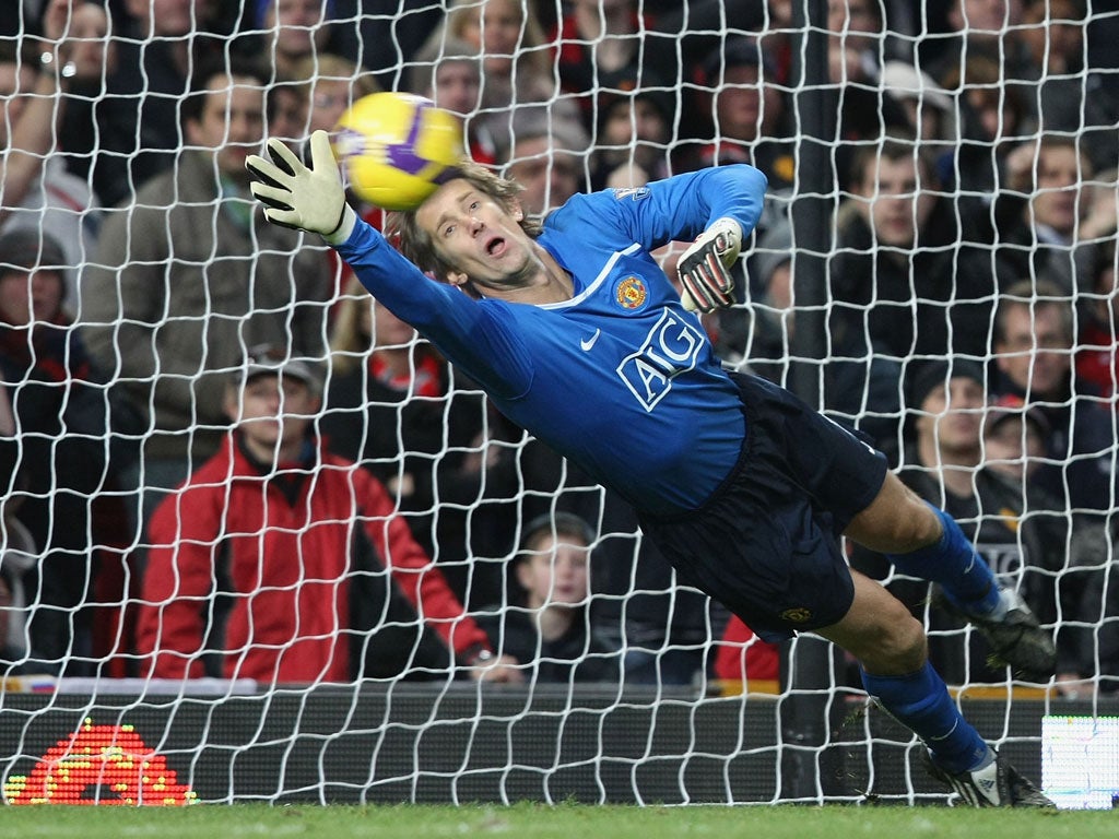 Longest consecutive run without conceding a goal: 14 games Edwin van der Sar went an amazing 1,311 minutes without conceding a goal during Manchester United’s 2008–09 campaign, which is also an all-time league record.