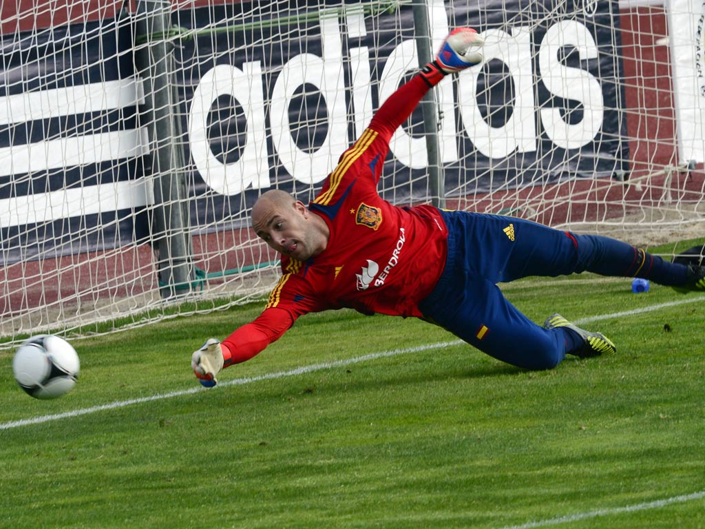 Jose Reina pictured training with Spain