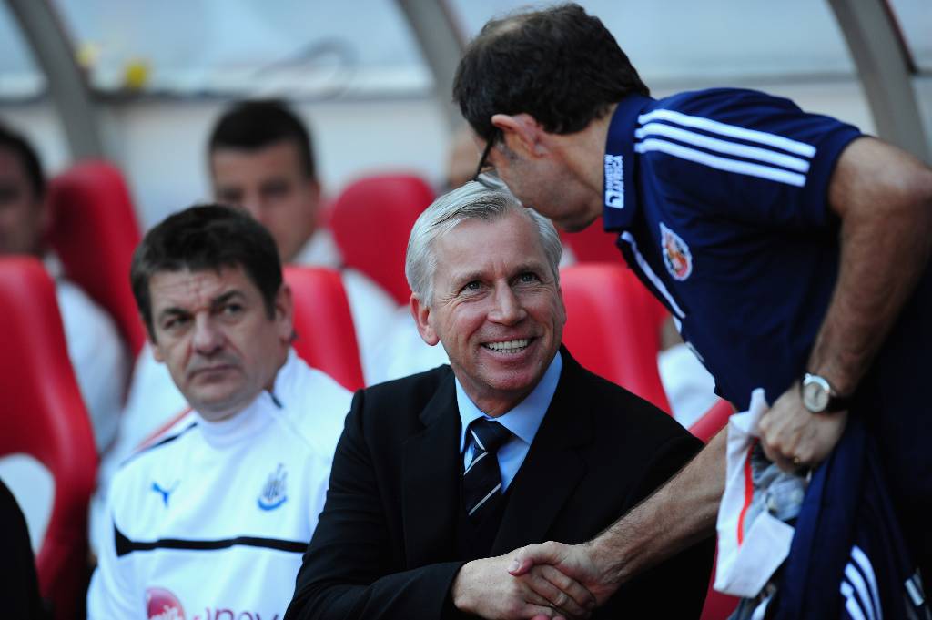 Newcastle manager Alan Pardew (l) shakes hands with Sunderland boss Martin O' Neill