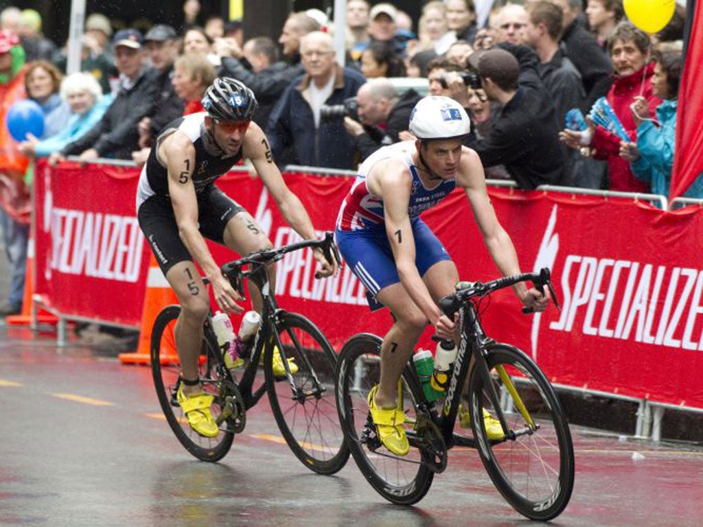 Jonathan Brownlee leads in the World Triathlon Grand Final in Auckland