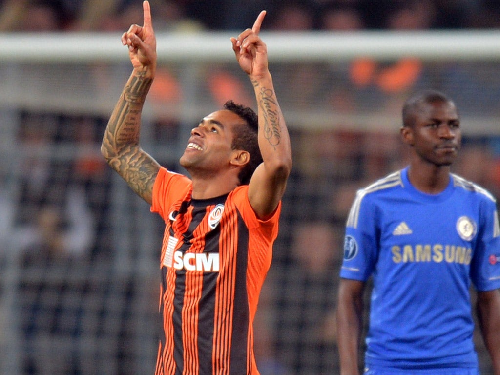 Alex Teixeira celebrates his goal