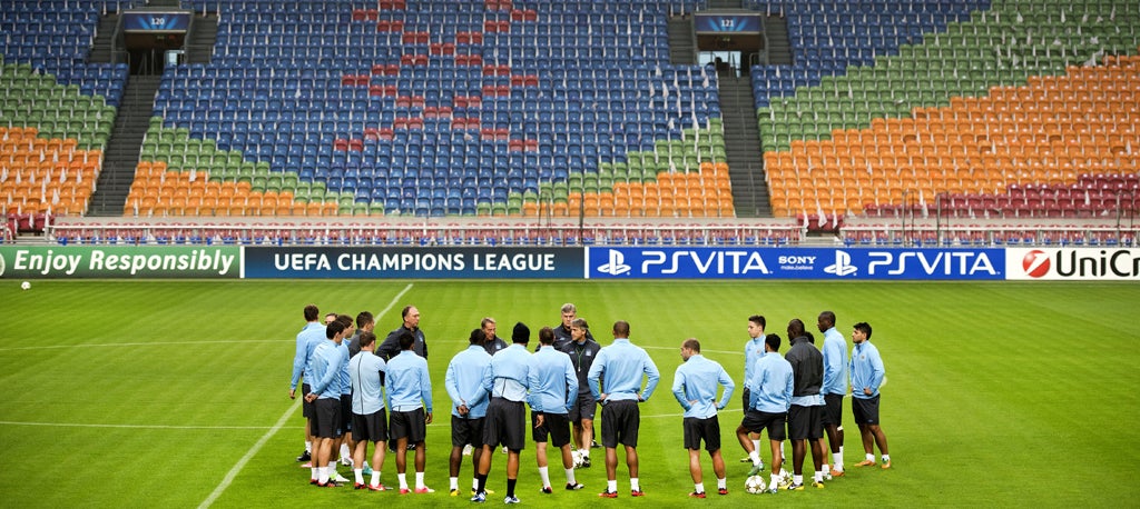 Roberto Mancini addresses his team ahead of their match against Ajax