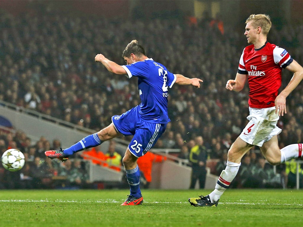 Klass-Jan Huntelaar evades Mertesacker to put Schalke ahead