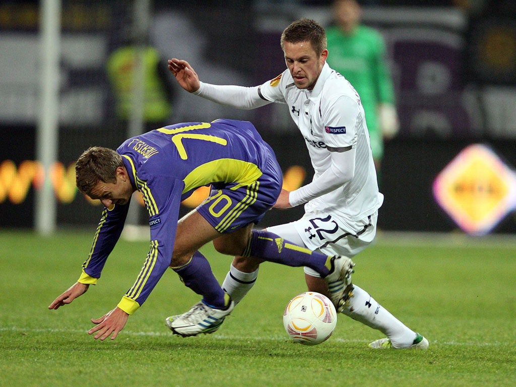 Gylfi Sigurdsson of Tottenham Hotspur in action against Ales Mertelj of Maribor