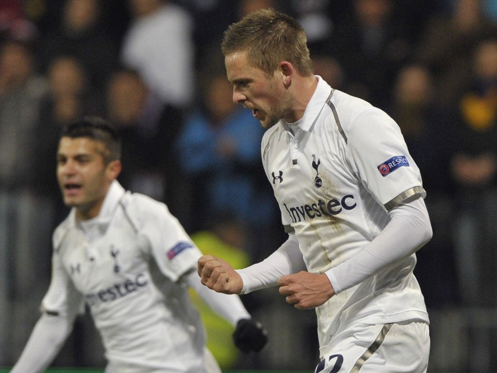 Gylfi Sigurdsson (R) celebrates after scoring against Maribor