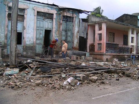 Cubans mop up after Hurricane Sandy