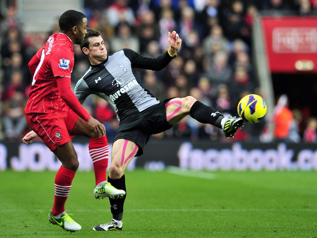 Tottenham Hotspur's Welsh defender Gareth Bale (R) vies with Southampton's English midfielder Jason Puncheon (L)