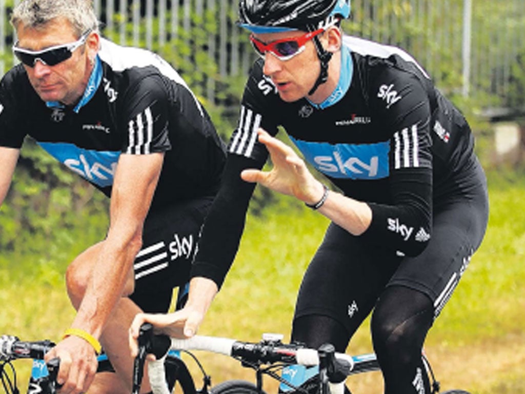 Sean Yates discusses tactics with Bradley Wiggins at the 2010
Tour de France