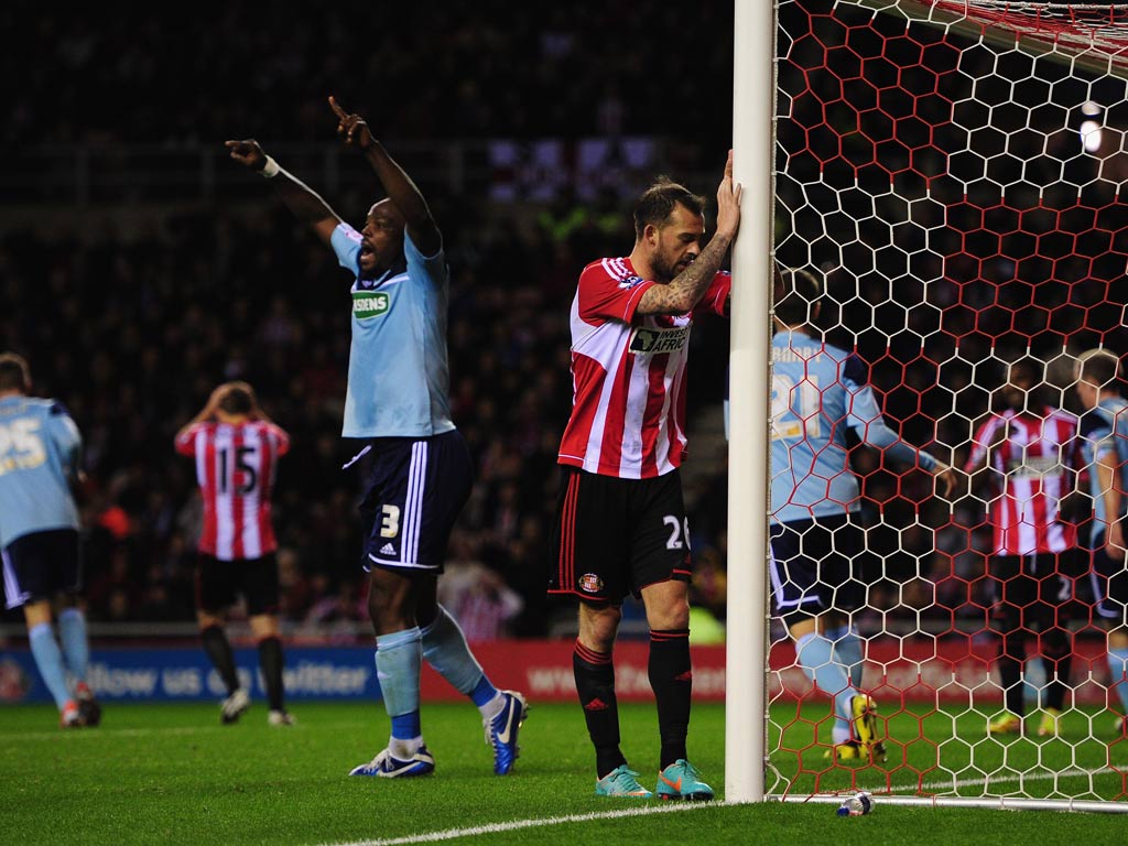 Sunderland striker Steven Fletcher (r) reacts after another Sunderland miss