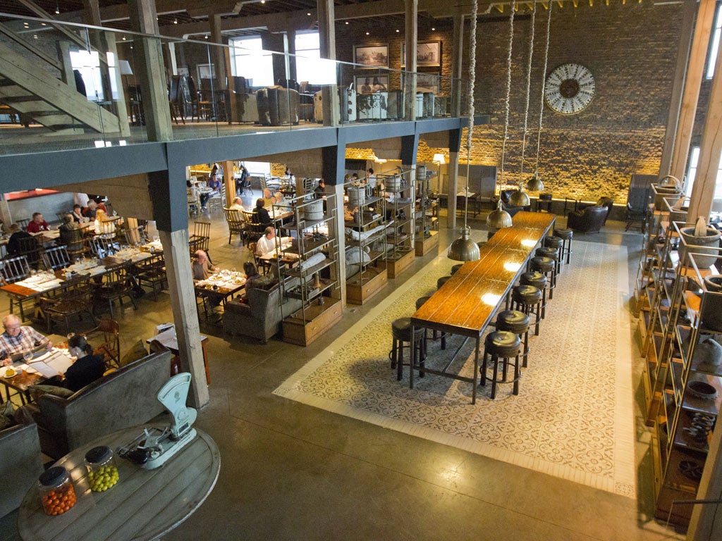 Chic metal: the bar-lounge