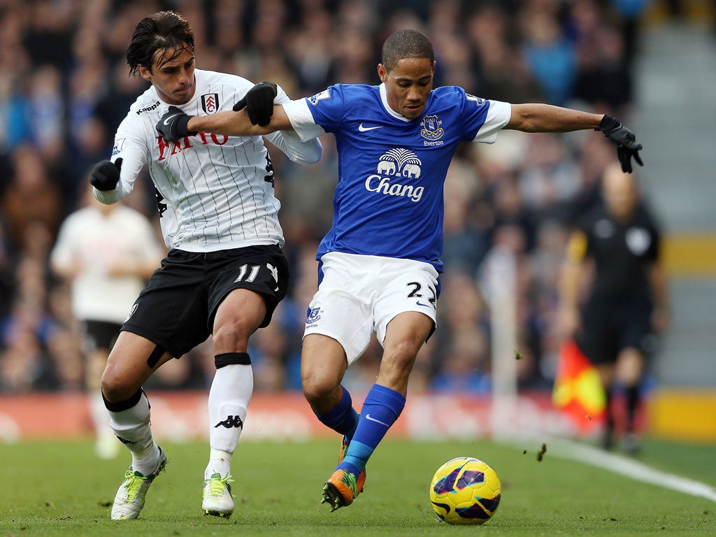 Steven Pienaar of Everton in action with Bryan Ruiz of Fulham