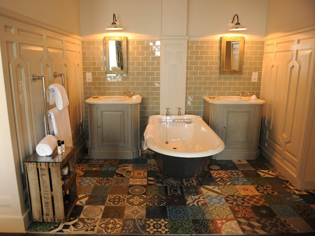 Rustic retreat: Roll-top bath in a Spacious room