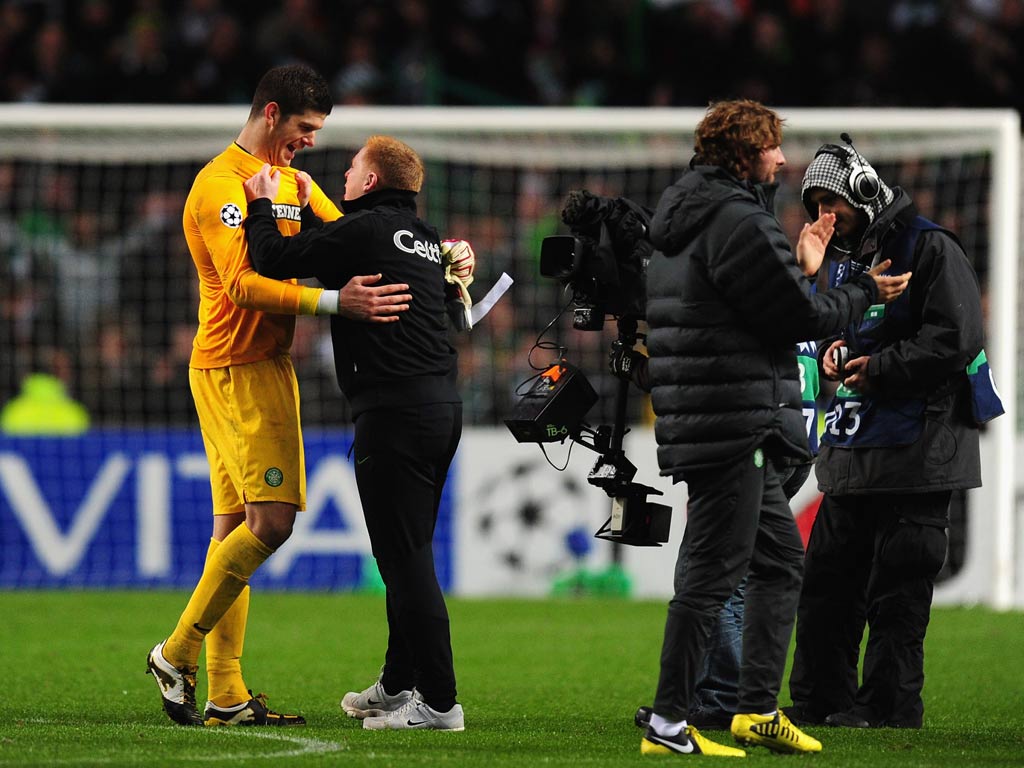 Celtic goalkeeper Fraser Forster celebrates with manager Neil Lennon