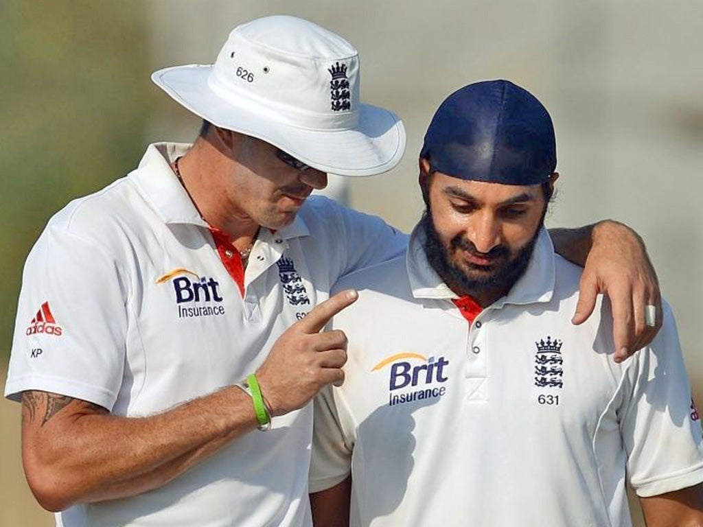 Kevin Pietersen (left) chats with Monty Panesar yesterday