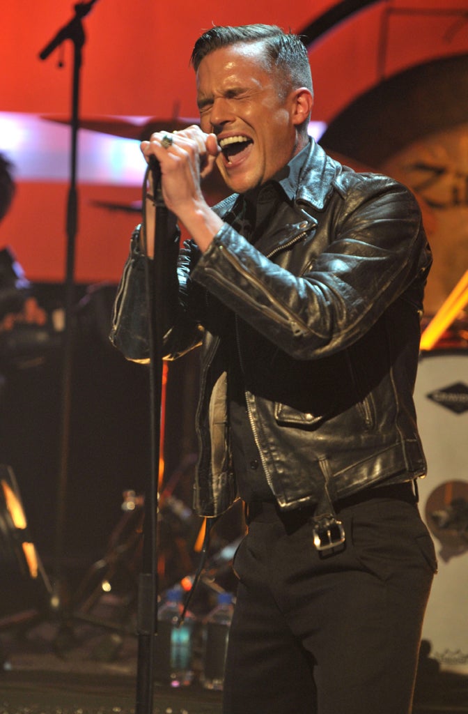 Sore-ing vocals? Brandon Flowers of The Killers loses voice on stage