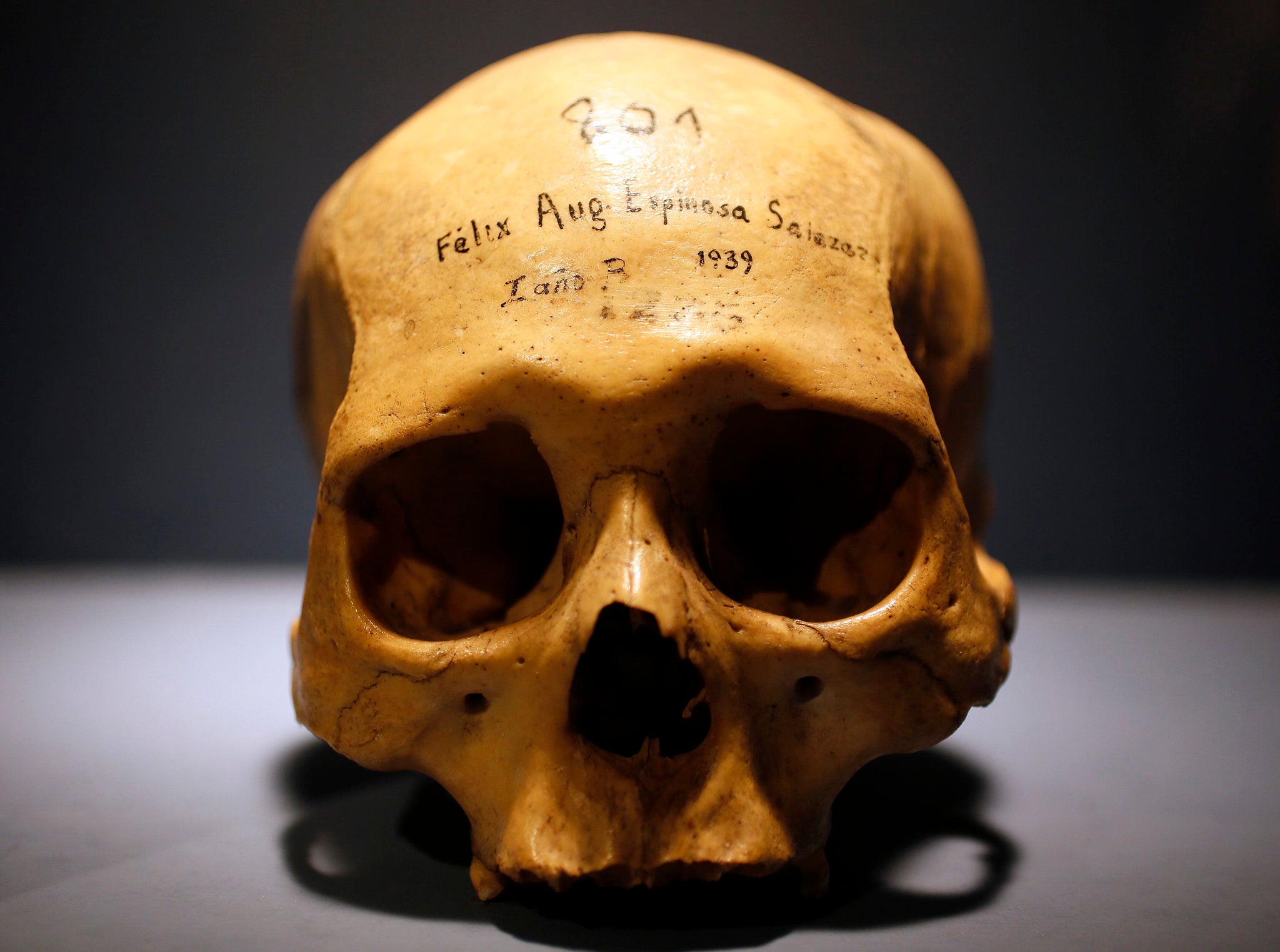 The Wellcome Collection in London, which specialises in art related to medicine and science, is staging a new exhibition called "Death: A Self-Portrait" comprising around 300 artefacts belonging to American Richard Harris dealing with the subject of death.