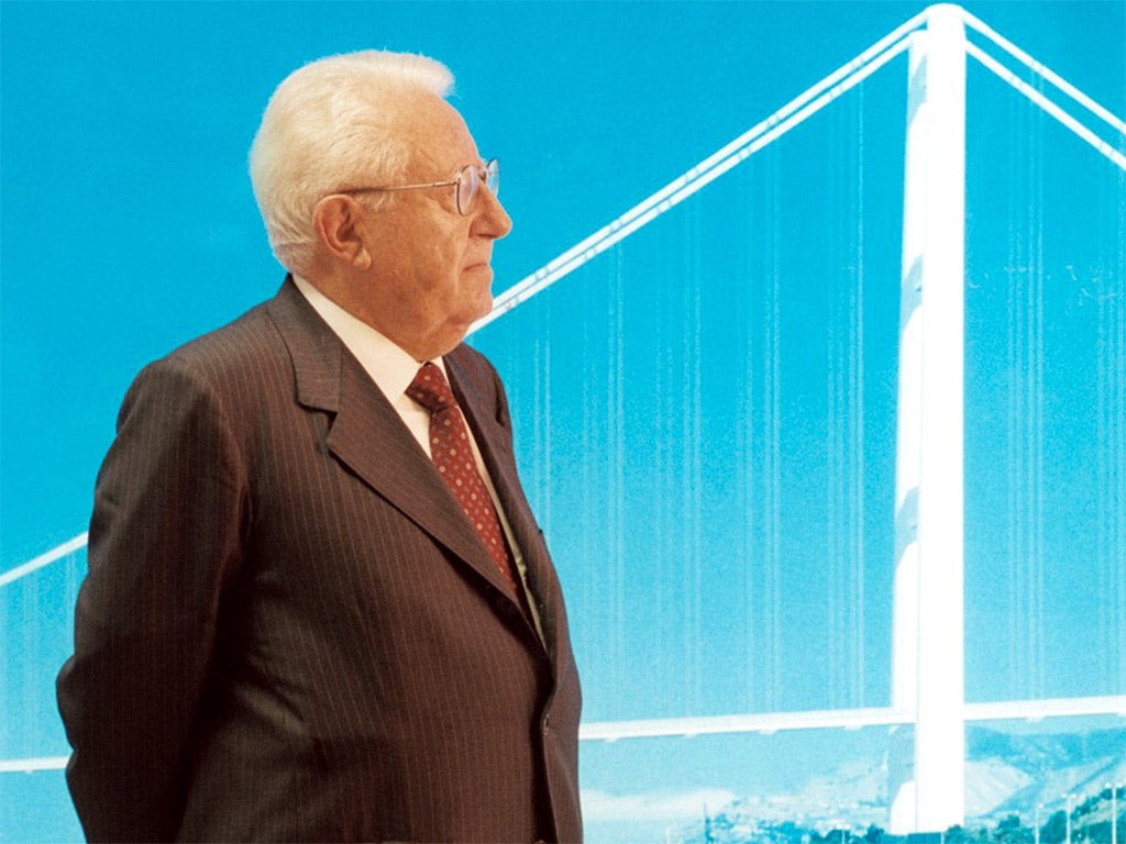 The project company's president, Giuseppe Zamberletti, with a picture of plans for the bridge