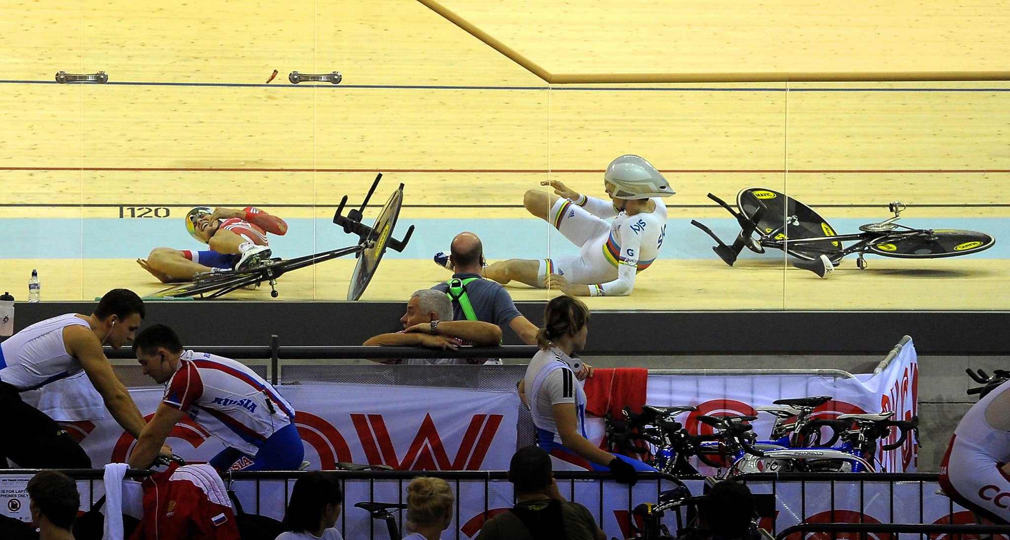 Great Britain's men crashed out of team pursuit qualifying in the opening event of the Track World Cup in Glasgow.