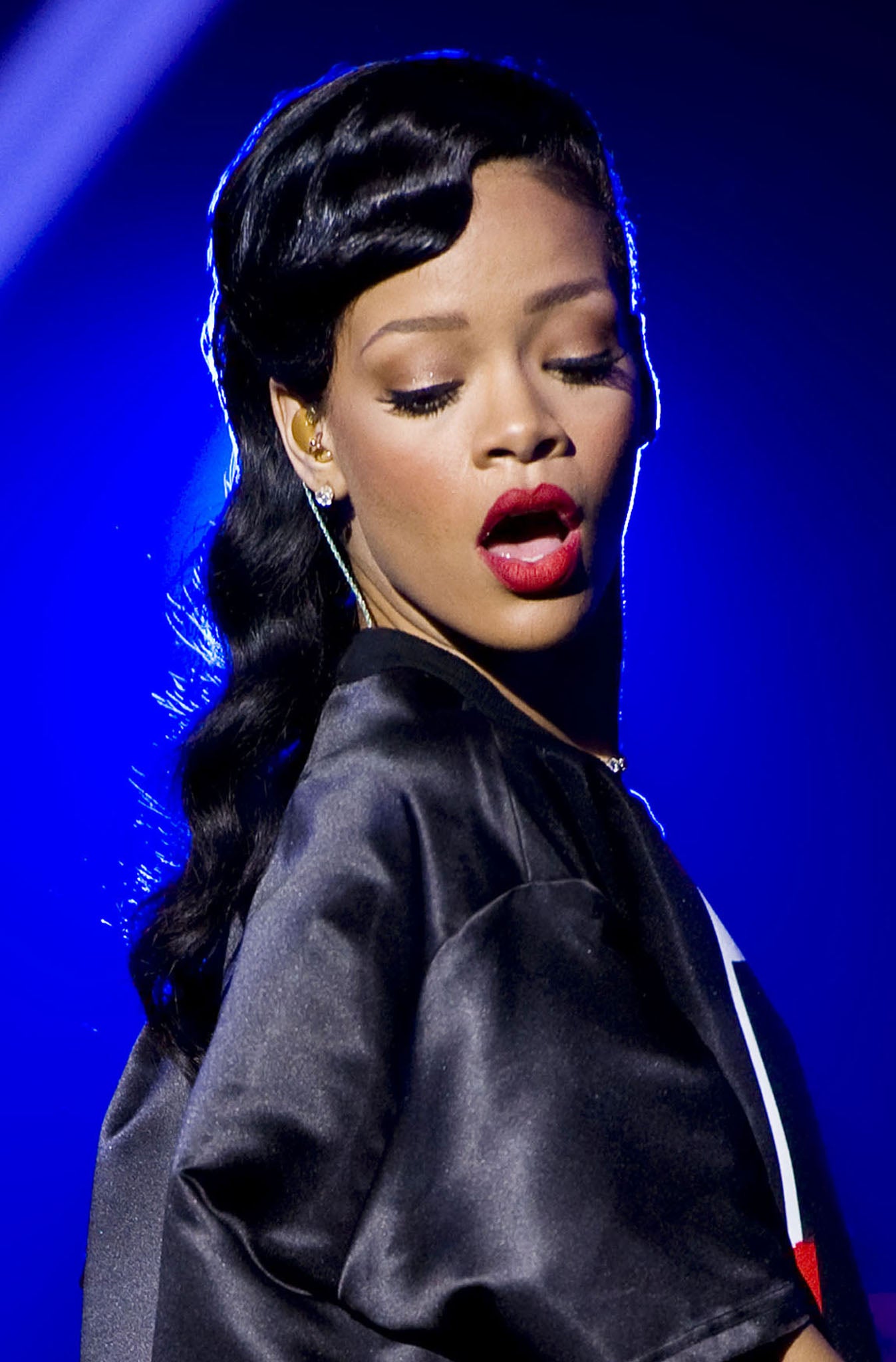 v2-Rihanna performing on her 777 tour