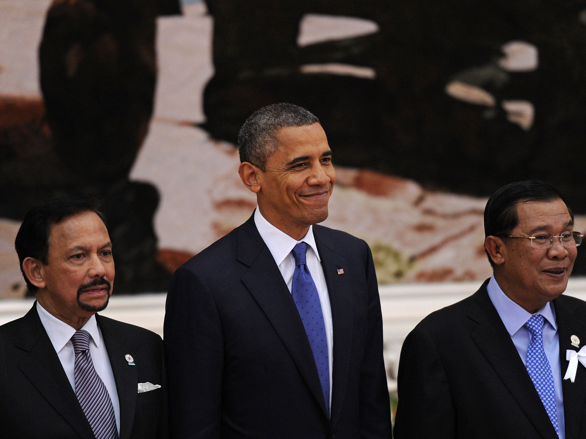 US President Barack Obama (C) stands with Association of Southeast Asian Nations (ASEAN) leaders including Brunei's Sultan Hassanal Bolkiah (L) and Cambodian Prime Minister Hun Sen (R) during a family picture ahead of the 7th East Asia Summit in Phnom-Pen