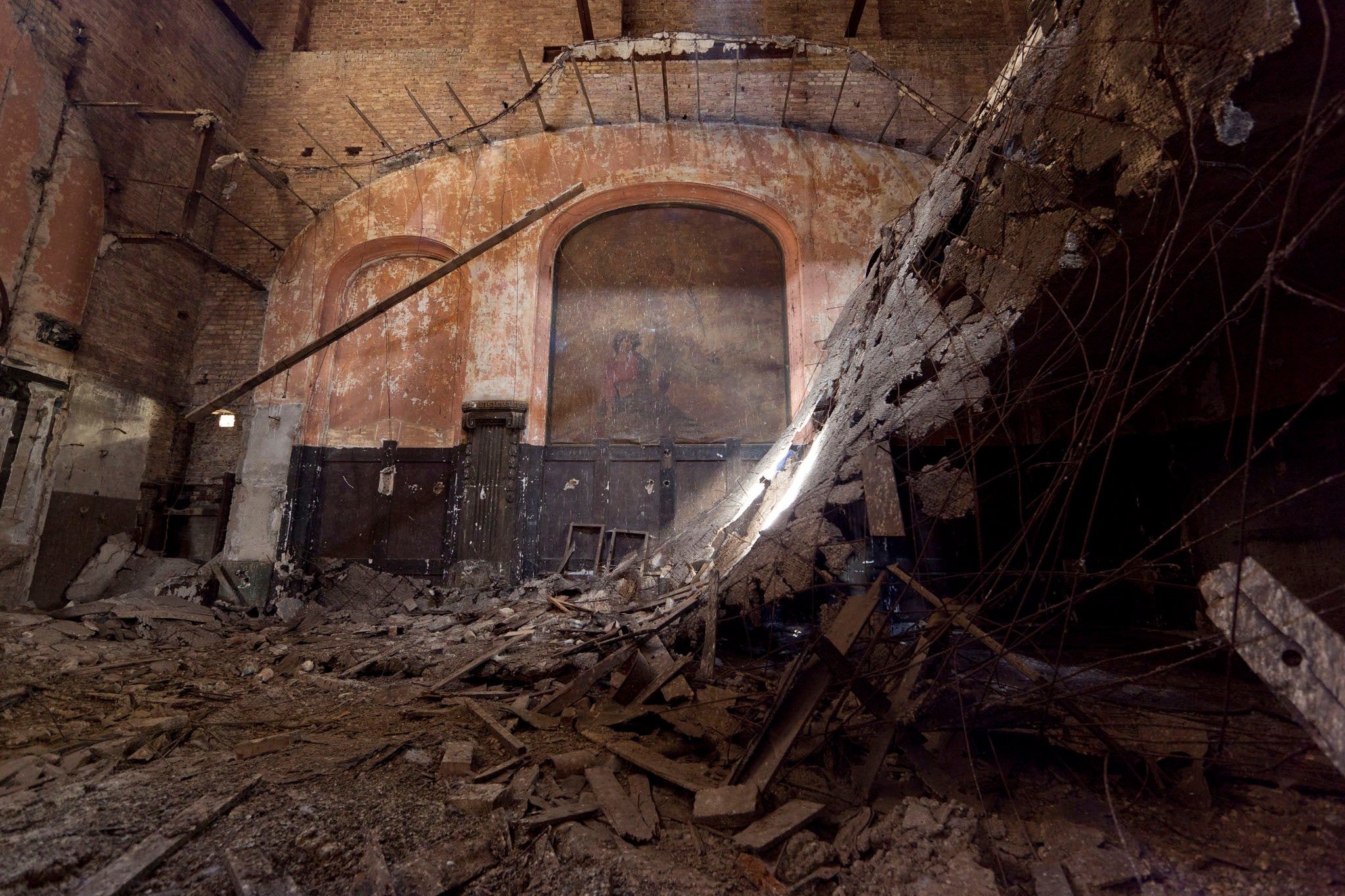 An old cabaret theatre from the roaring Twenties has been uncovered in the heart of
Berlin.