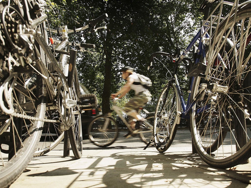 Cycling and walking should become the norm for short journeys and other ways should be found to increase physical activity, according to Nice