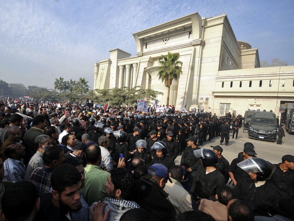 Police form a cordon between Islamists and the Cairo court yesterday