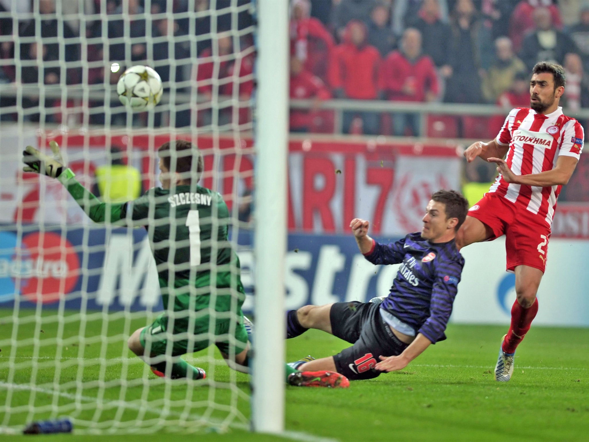 Giannis Maniatis hits Olympiakos’s equaliser against Arsenal in Piraeus night