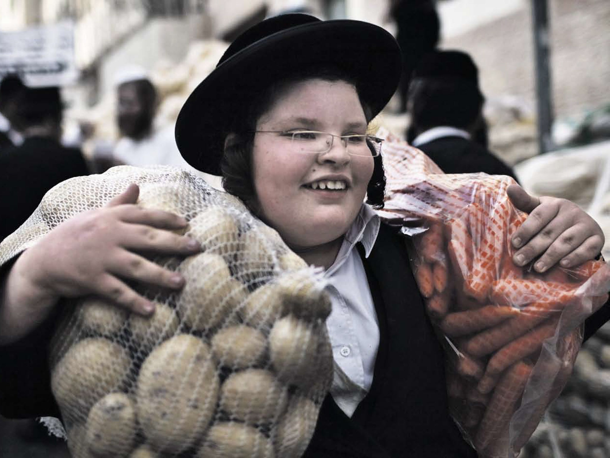 Small plates, big appetites: Orthodox Jew donating food in Jerusalem