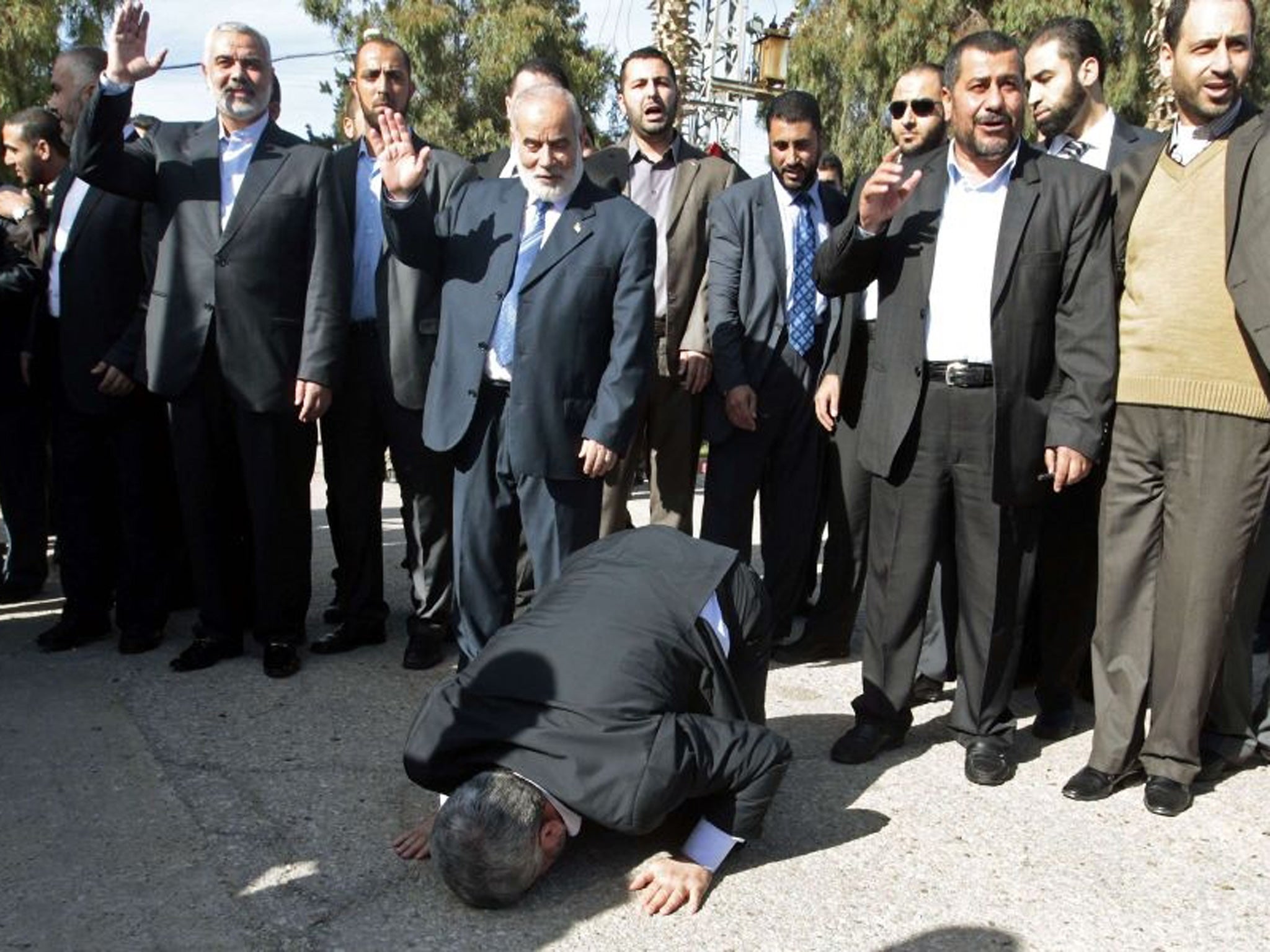 Hamas chief Khaled Mashaal prays on his arrival at the Rafah crossing in the southern Gaza Strip