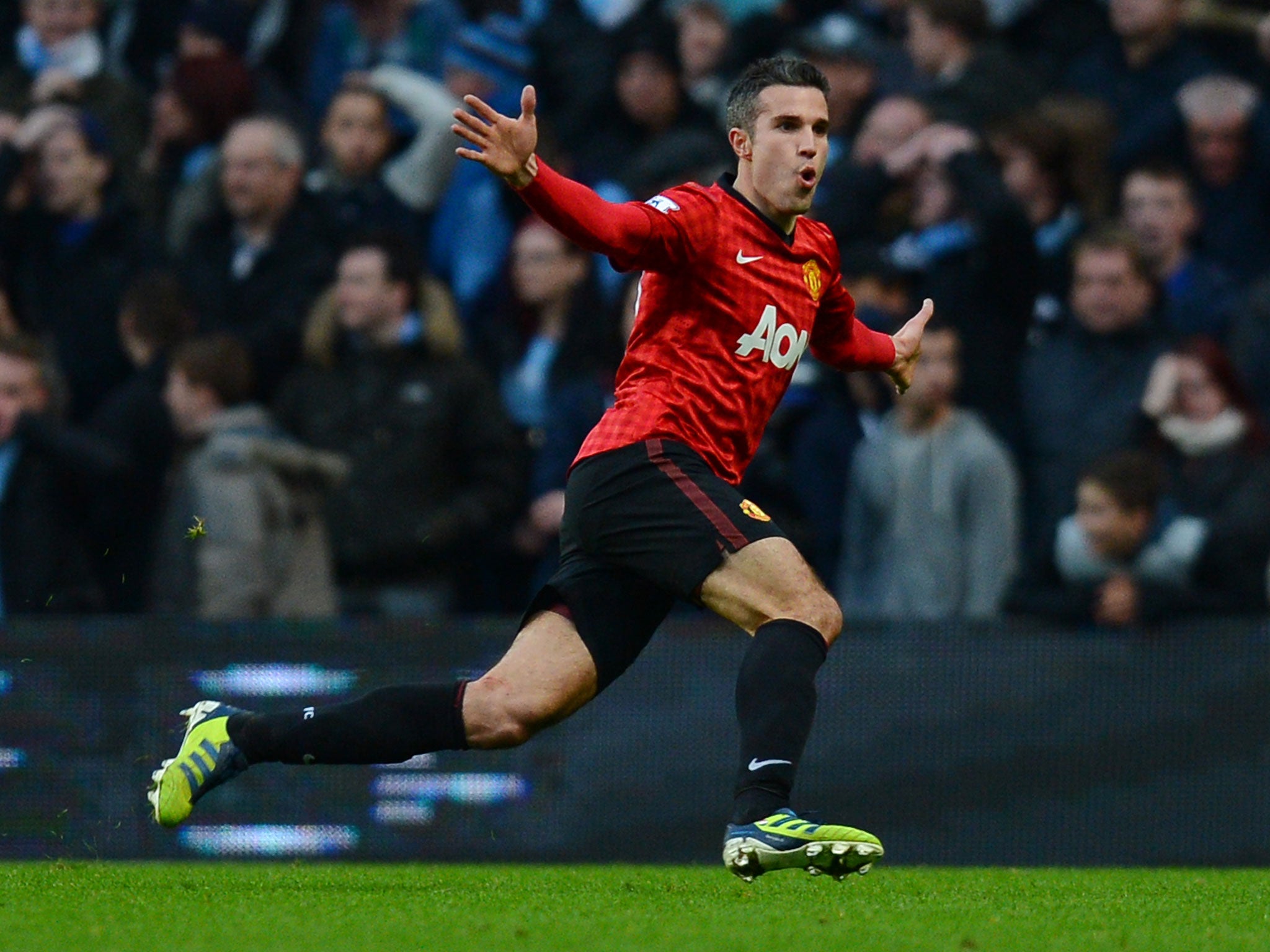 Manchester United's Dutch striker Robin Van Persie celebrates scoring his late winning goal