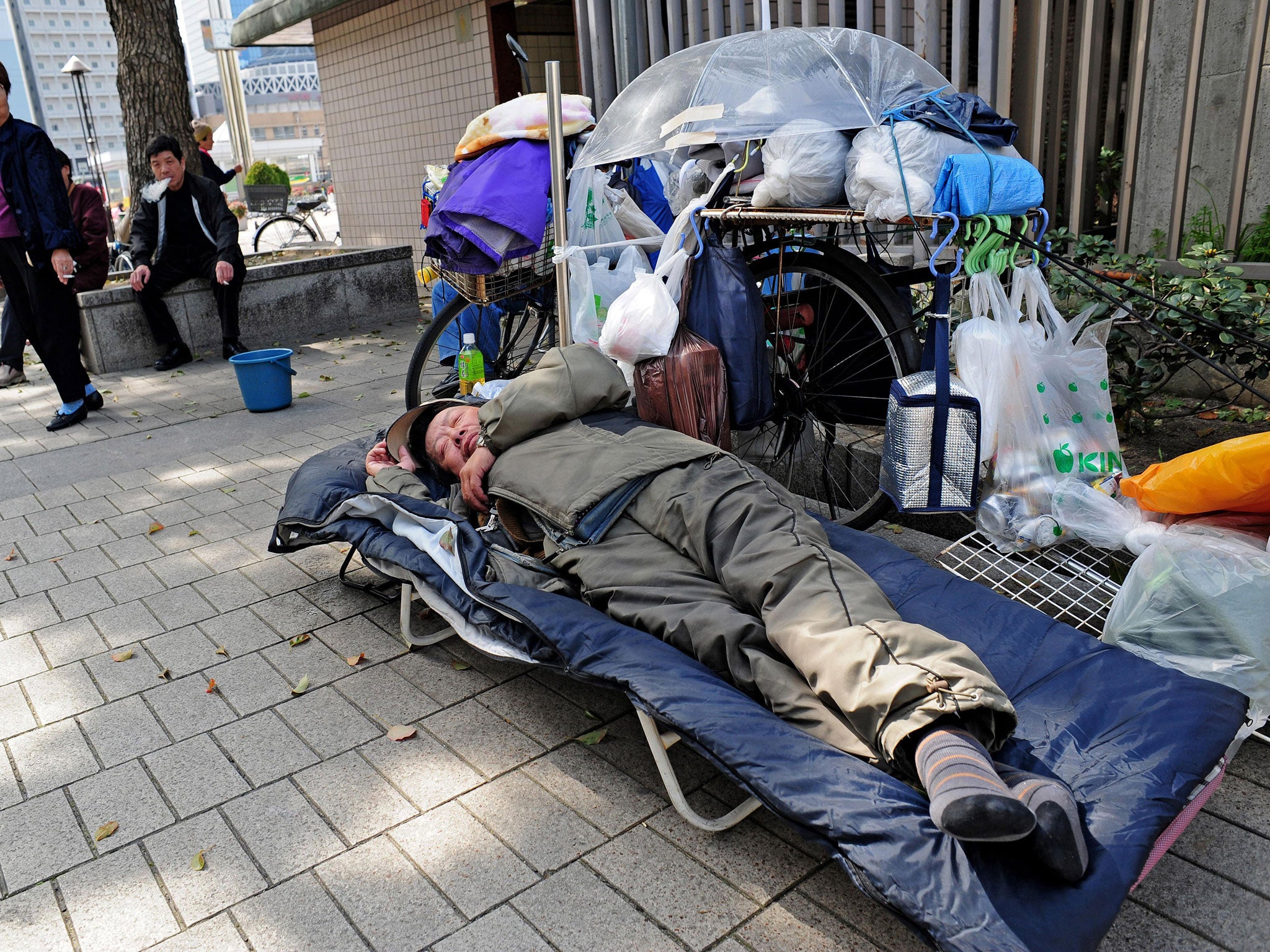 <b>Key policy issues: Stagnating economy</b>
<br />All parties agree that the economy needs a jump-start, now that Japan has slid back into recession for the fifth time in 15 years. They are at odds, however, over how to achieve enduring growth.