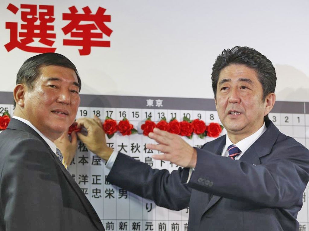 The LDP leader, Shinzo Abe, right, with the party’s secretary general Shigeru Ishiba