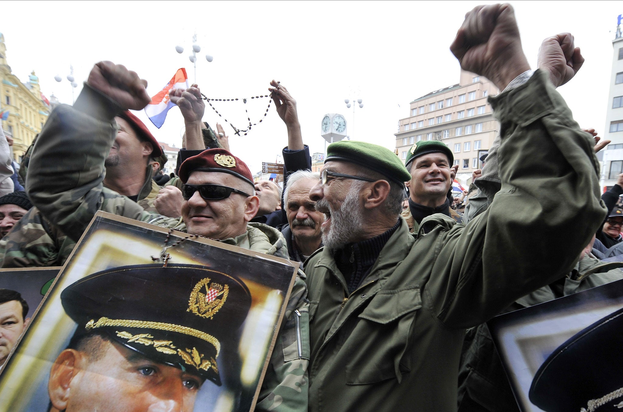 Crowds celebrate moments after the UN Yugoslav war crimes court announced on November 16, 2012 acquitting Croatian former generals Ante Gotovina and Mladen Markac of charges including war crimes during the bloody breakup of Yugoslavia and ordered them free.