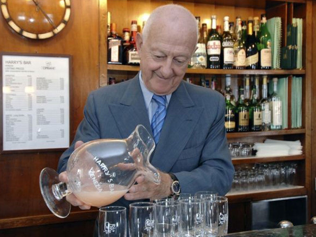 Arrigo Cipriani pours a Bellini at Harry’s Bar in Venice